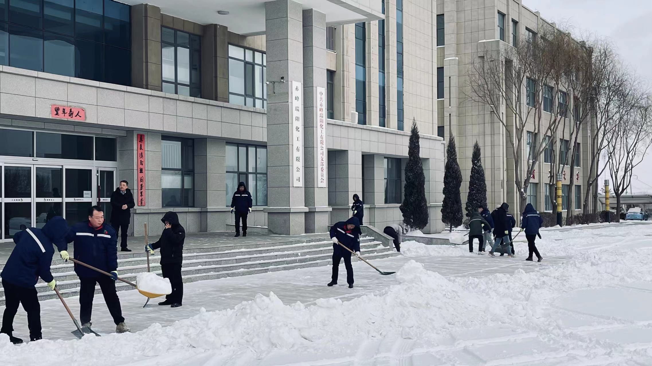 不畏嚴(yán)寒，除雪保安全出行